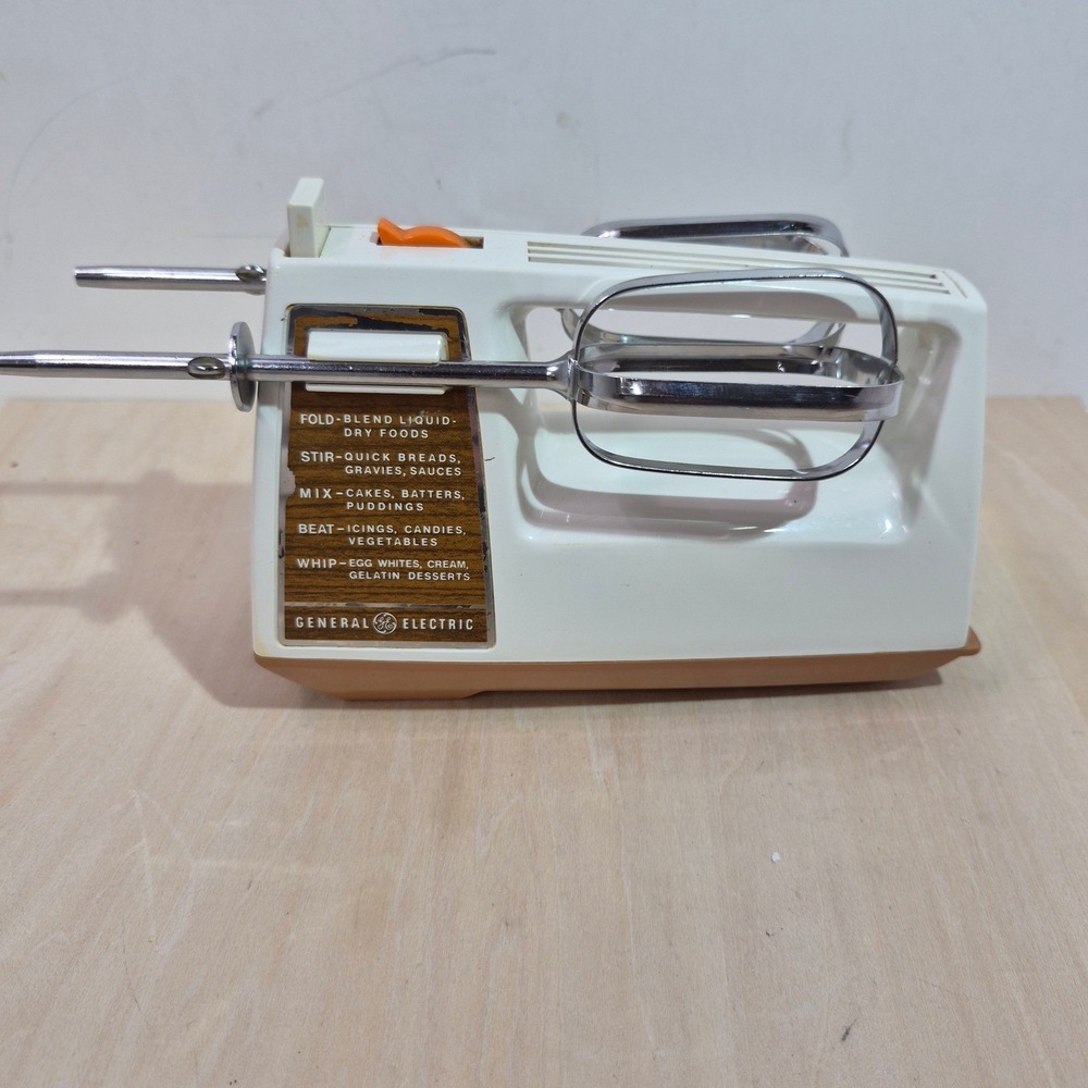Vintage General Electric 3-Speed Hand Mixer MISSING TOP TRIM. Model D2M22 USA
